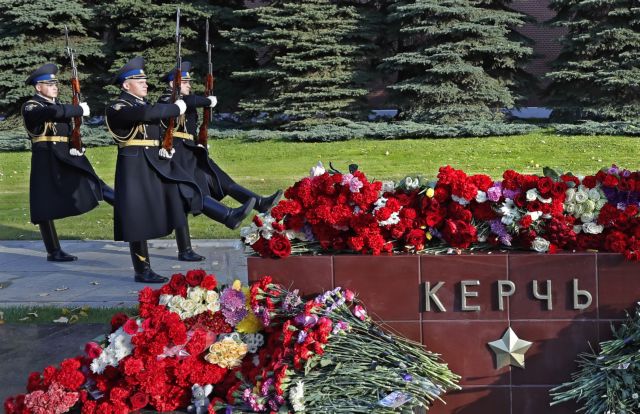 Τραγωδία στην Κριμαία: Λουλούδια και στεφάνια προς τιμήν των 20 θυμάτων (εικόνες)