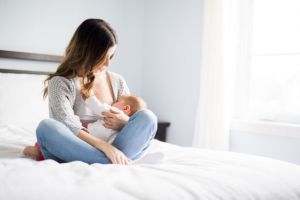 Τα οφέλη του θηλασμού επηρεάζουν και το εισόδημα