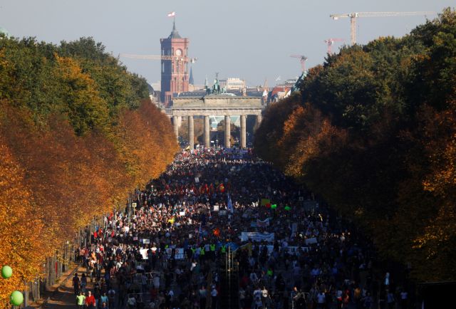 Κοσμοσυρροή σε διαδήλωση με το σύνθημα «Αρραγείς» στο Βερολίνο (εικόνες)