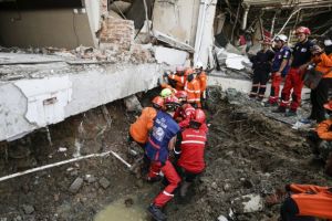 Ινδονησία: Ξεπερνούν τους 1.000 οι αγνοούμενοι μετά το τσουνάμι