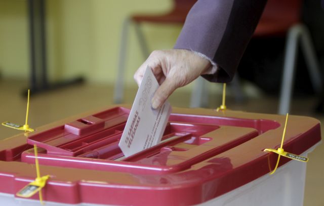 Λετονία: Τα exit poll αποκαλύπτουν το «φαβορί» των εκλογών