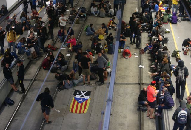 Αναστάτωση στη Βαρκελώνη – Διαδηλωτές έκλεισαν δρόμους και σιδηροδρομικές γραμμές
