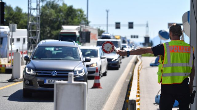 Η Αυστρία παρατείνει τους ελέγχους στα σύνορα για έξι μήνες