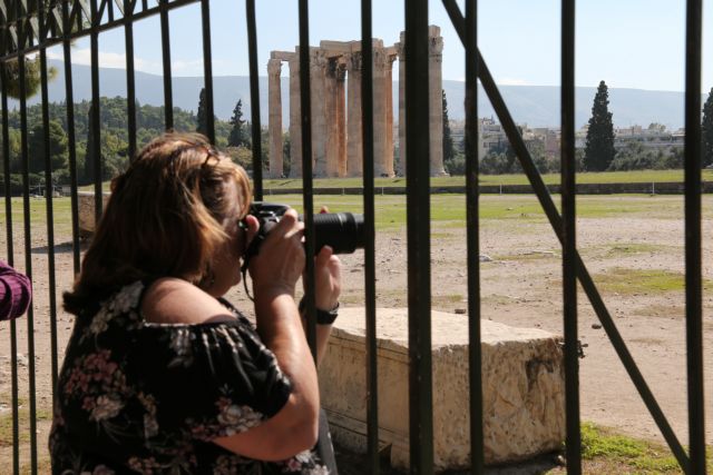 Κοιτάζοντας τα ελληνικά αρχαία από μακριά
