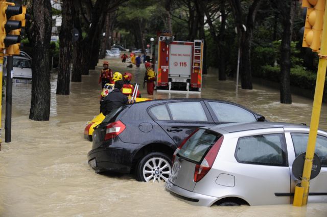 Ιταλία: Αμάξι παρασύρθηκε από ορμητικά νερά – Αγνοείται δίχρονο αγόρι