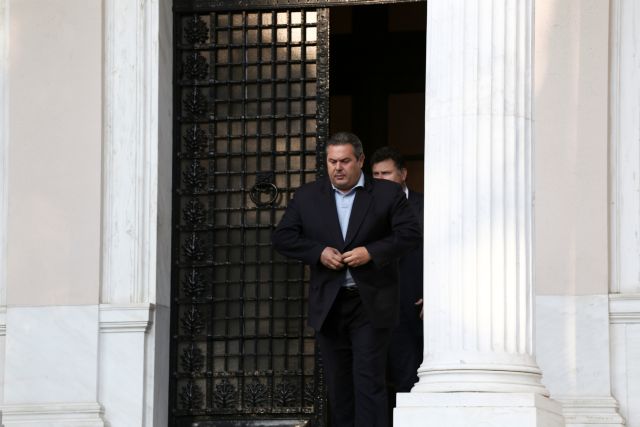 Τον σέρνει από τη μύτη