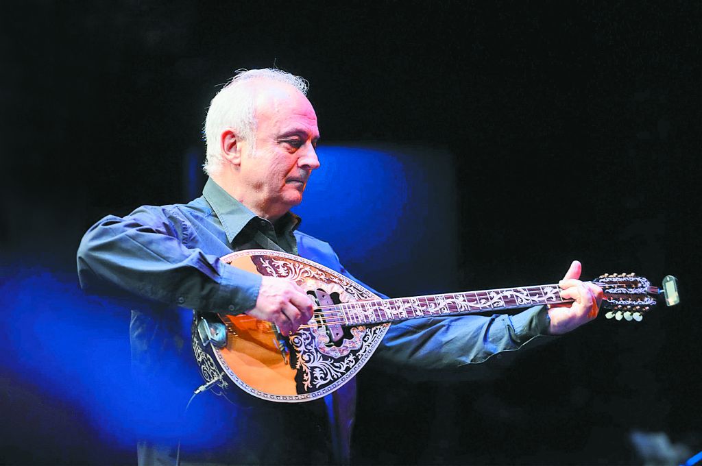 «Οταν διδάσκω μπουζούκι σε νέα παιδιά, μαλακώνει η ψύχη μου»