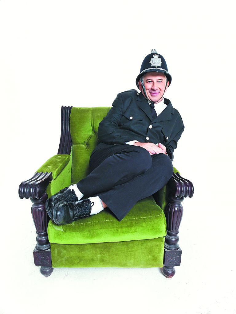 «Κάποιοι παίζουν κωμωδία χωρίς να είναι κωμικοί»