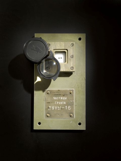 Ο Sotheby’s  δημοπρατεί πέτρες από τη Σελήνη