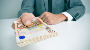 Αυτοί είναι οι μισθοί που παίρνουν περιφερειάρχες, δήμαρχοι και αντιδήμαρχοι