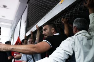 Ενταση στην πορεία της ΑΔΕΔΥ έξω από το υπουργείο Οικονομικών