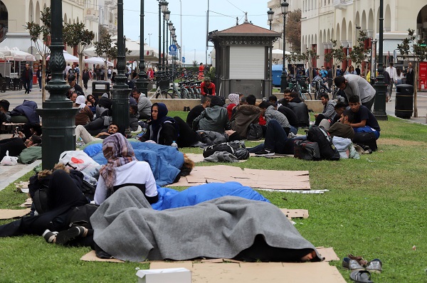 Σε άτυπο καταυλισμό προσφύγων μετατρέπεται η πλατεία Αριστοτέλους
