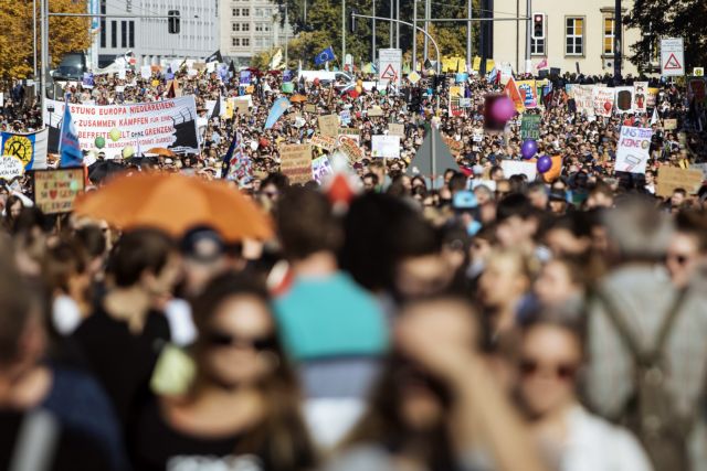 Μεγάλη διαδήλωση ενάντια στο ρατσισμό και την ξενοφοβία στο Βερολίνο