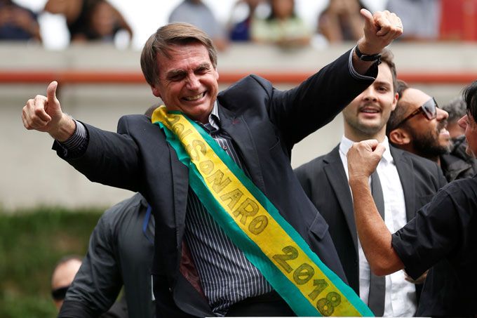 Ο νοσταλγός της χούντας κερδίζει τις προεδρικές εκλογές στη Βραζιλία