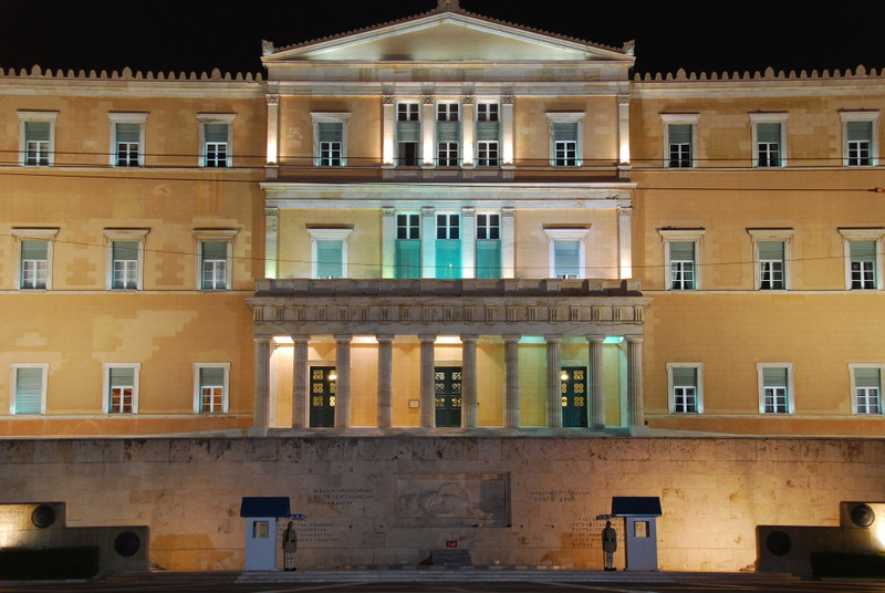 Εφοδος μεθυσμένου οδηγού με το ΙΧ του στο προαύλιο της Βουλής