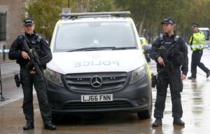 Οι βρετανικές Αρχές ερευνούν ένα ύποπτο πακέτο κοντά στο υπ. Άμυνας