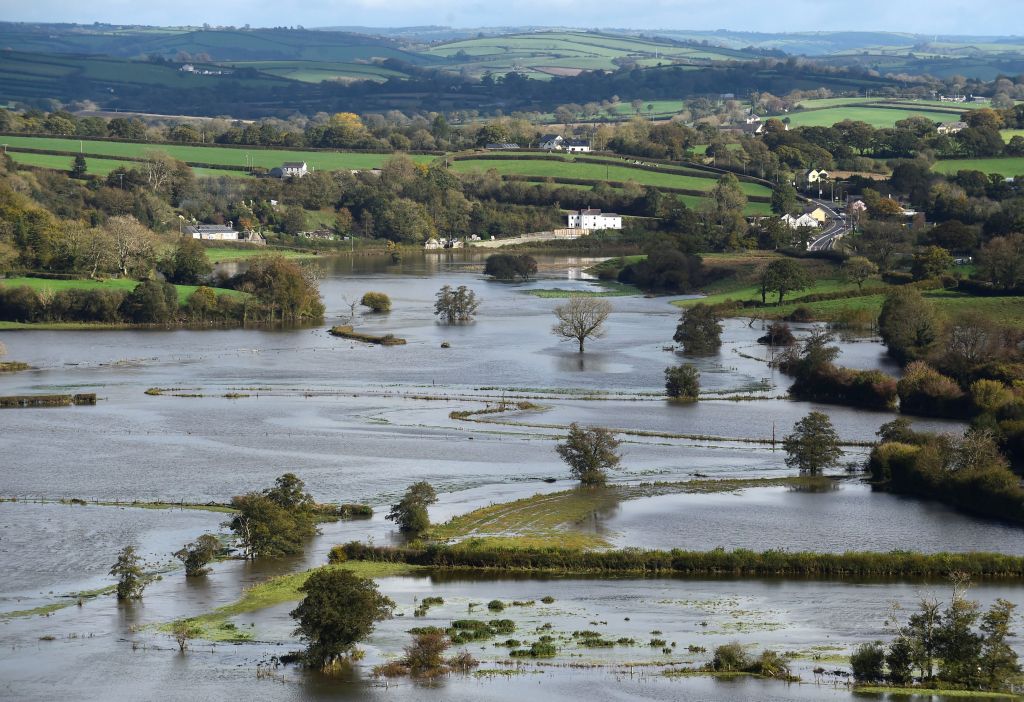 Δύο νεκροί από καταιγίδες στη Βρετανία