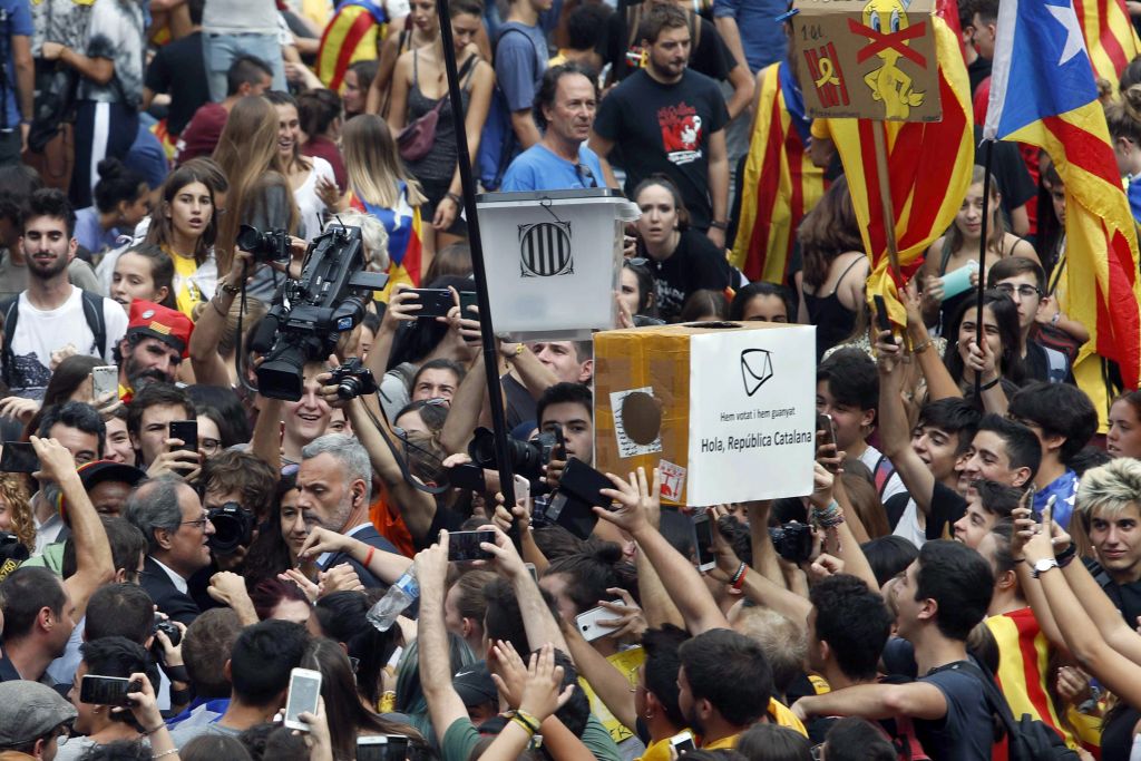 Χιλιάδες Καταλανοί στους δρόμους της Βαρκελώνης