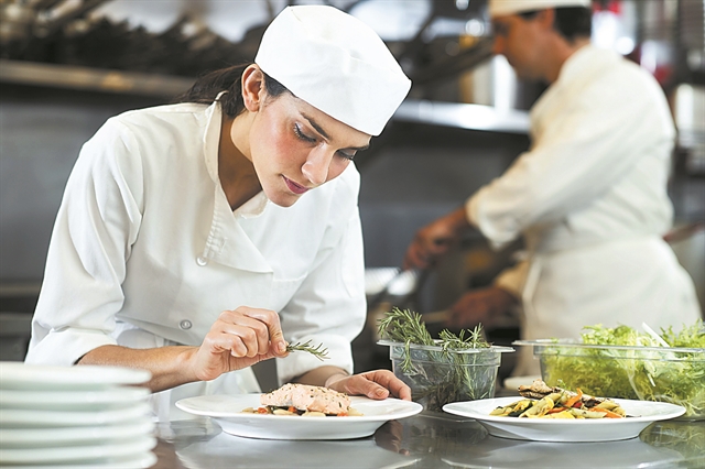 Μάγειροι σε ελληνικό εστιατόριο