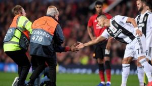 Εισέβαλε στο Ολντ Τράφορντ για ένα άγγιγμα του Κριστιάνο! (pics)