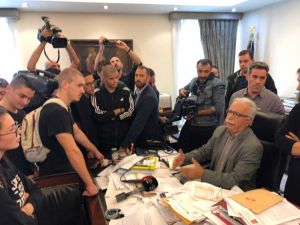 «Εξάψαλμος» μαθητών στον Γαβρόγλου – Εισέβαλαν στο γραφείο του (video+photos)