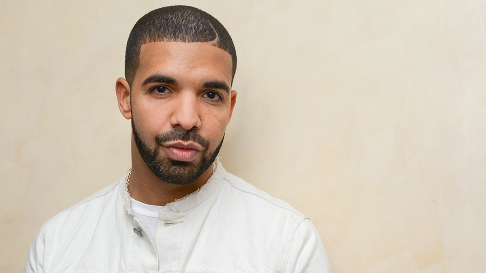 Σκαρφαλώνει στην κορυφή των charts ο Drake – Κατέρριψε ρεκόρ των Beatles