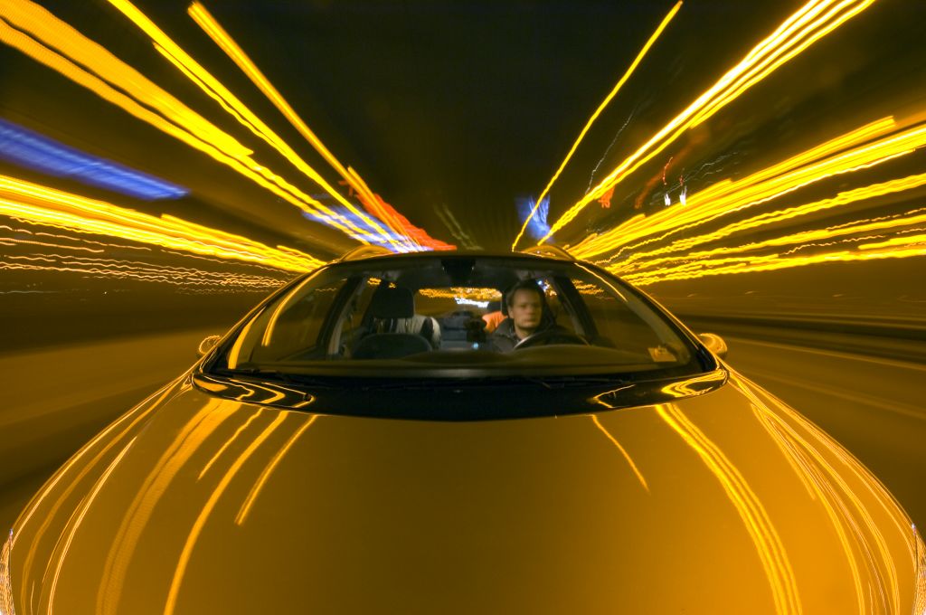 Νυχτερινή οδήγηση: Πιο δύσκολα για τους οδηγούς εκτός και αν έχουμε τα φώτα μας καθαρά