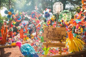 «Μελλοντικό Δάσος»: Ενας πολύχρωμος κήπος από ανακυκλώσιμα σκουπίδια