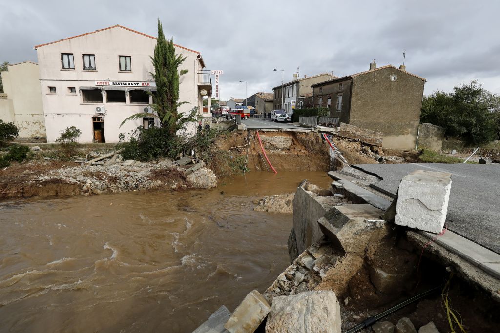 Γαλλία: Αναβάλλεται ο ανασχηματισμός λόγω πλημμυρών
