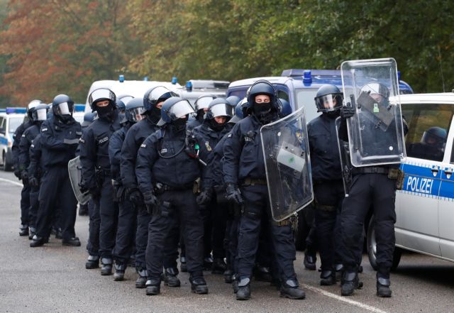Γερμανία: Οκτώ τραυματίες αστυνομικοί σε συναυλία ακροδεξιών