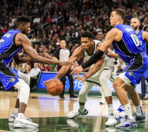 Συνεχίζουν ακάθεκτοι «Giannis» και Μπακς