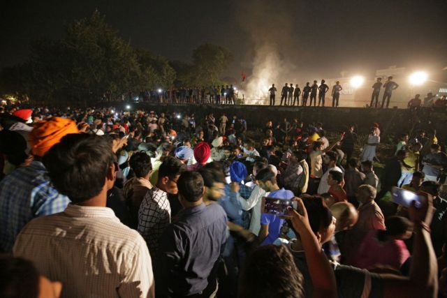 Μακελειό στην Ινδία: Τρένο έπεσε σε πλήθος – Στους 59 οι νεκροί