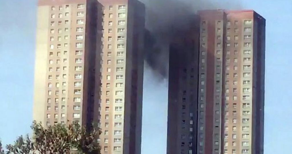 Φωτιά σε ουρανοξύστη στο Λιντς της Βρετανίας (φωτο+video)