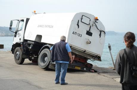 Πάτρα: Mηχάνημα καθαριότητας «βυθίστηκε» στην παραλιακή (photos)