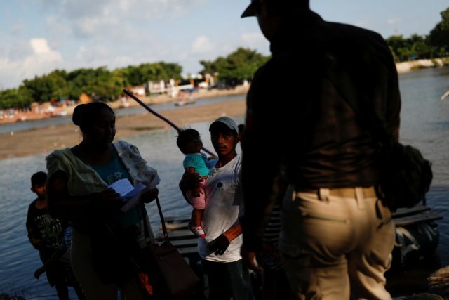 Ο Τραμπ κλείνει τα σύνορα για να μπλοκάρει το «καραβάνι» μεταναστών