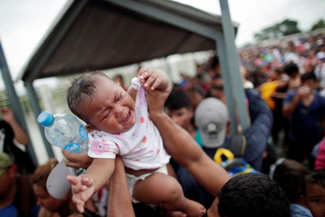 Το Μεξικό ανοίγει τα σύνορά του σε γυναίκες και παιδιά μετανάστες