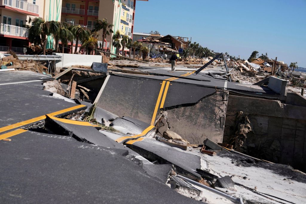 Συγκλονιστικό βίντεο drone από τις καταστροφές του τυφώνα Μάικλ