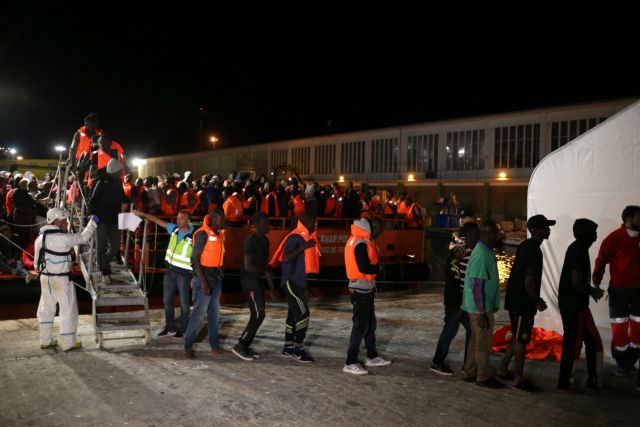 Bloomberg : Καταστροφικοί οι χειρισμοί της ΕΕ για την αντιμετώπιση της εισροής προσφύγων