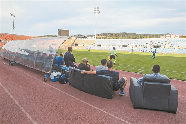 Αυτόν τον καναπέ, ποιος θα τον πάρει;