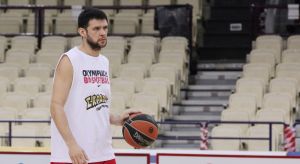 Δύσκολα προλαβαίνει το ματς με τη Χίμκι ο Παπανικολάου