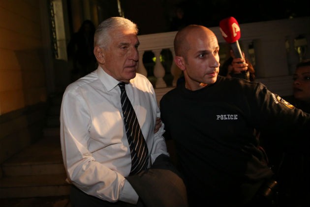 Παπαντωνίου : Οι πρώτες δύσκολες ώρες του πρώην υπουργού και της συζύγου του