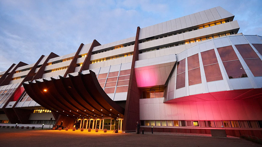 Tο κτίριο του Συμβουλίου της Ευρώπης ντύθηκε στα ροζ για καλό σκοπό
