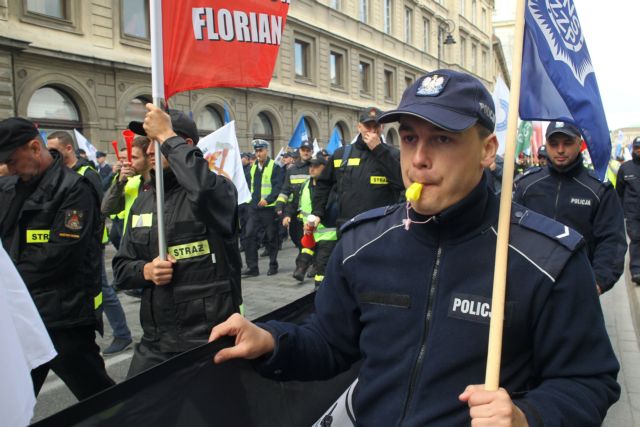 Πολωνία: Αυξήσεις μισθών απαιτούν αστυνομικοί και πυροσβέστες