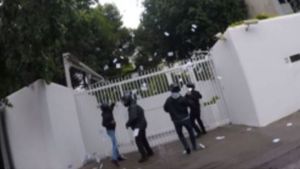 «Επιδρομή» στο σπίτι του αμερικανού πρεσβευτή