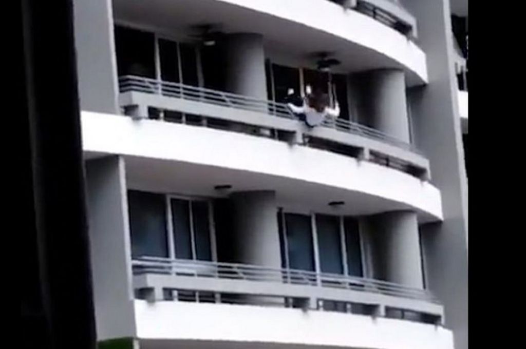 Βίντεο – σοκ: Πέφτει από τον 27ο όροφο επειδή ήθελε να βγάλει μια… selfie