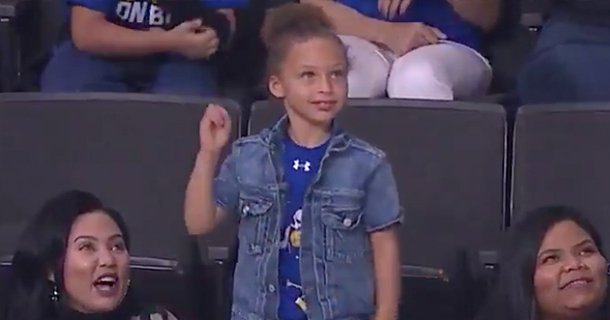 Η κόρη του Κάρι κλέβει και πάλι την παράσταση (βίντεο)