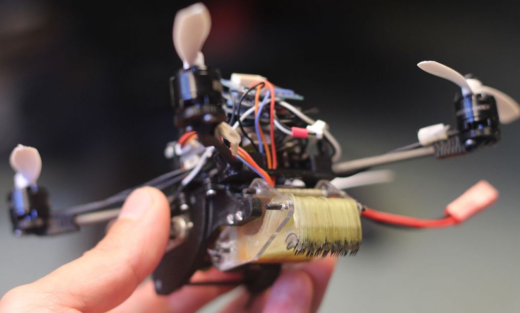 Ενα μικροσκοπικό drone ανοίγει πόρτες και σηκώνει 40 φορές το βάρος του (video)