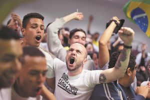 Οι νέοι γυρίζουν την πλάτη στη δημοκρατία