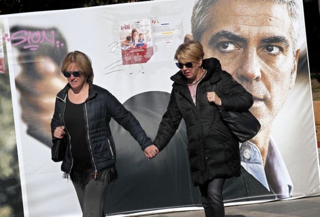 Ρουμανία: Διχασμός στο δημοψήφισμα για τους γάμους ομοφυλόφιλων