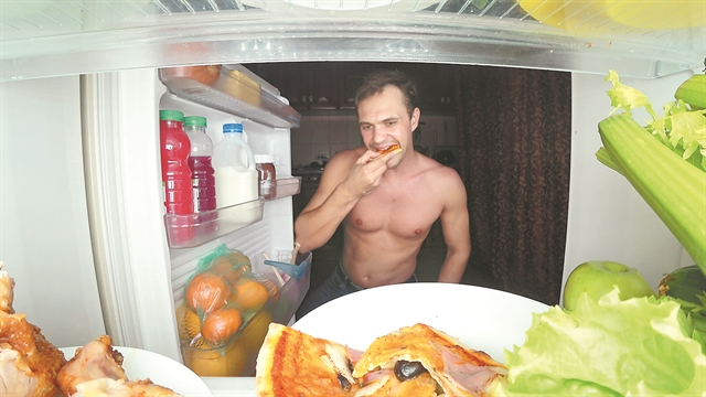 Σταμάτα την… επίθεση στο ψυγείο!